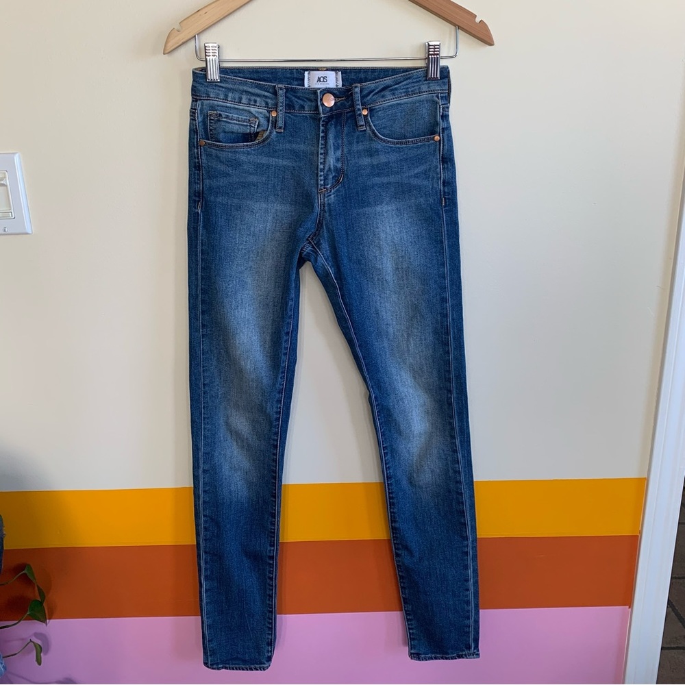 AOS SHARON jeans.  Articles of society .